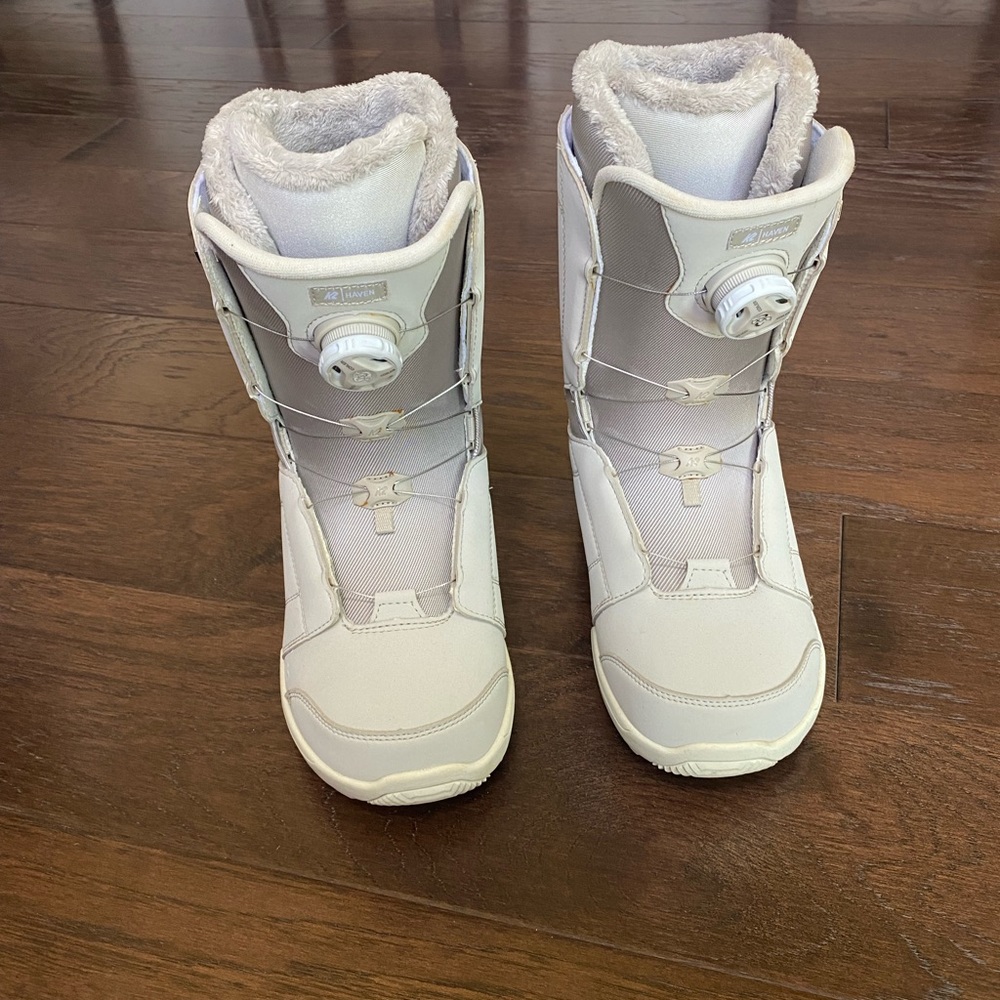 K2 Haven women’s snowboarding boot size 10
